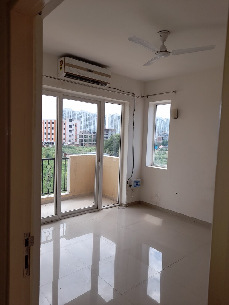 Room, emaar-mgf-emerald-hills 3 Bedroom 1380 Sq.Ft. Apartment In Sector 65 Gurgaon 9368351
