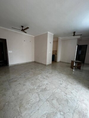 Room in 2 BHK Apartment at Gaur City 7th Avenue, Sector 4 Greater Noida – for Rent