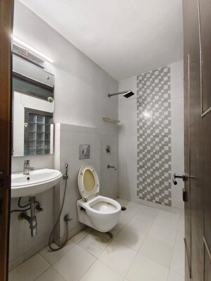 Bathroom in 4 BHK Villa at Sushant Lok 2, Sector 57 – for Rent