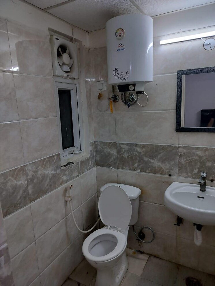 Bathroom, amrapali-princely-estate 2 Bedroom 875 Sq.Ft. Apartment In Sector 76 Noida 9368431