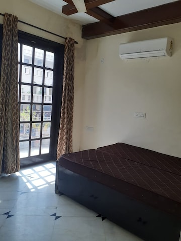 Room in 3 BHK Builder Floor at Sector 45 – for Rent