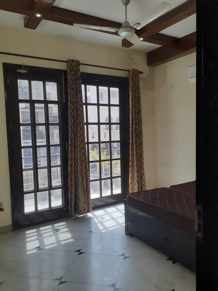 Room, sector 45 3 Bedroom 2500 Sq.Ft. Builder Floor In Sector 45 Gurgaon 9368439