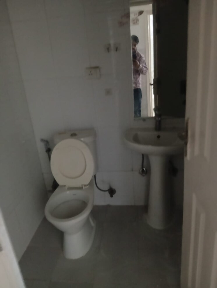 Bathroom, amrapali-heartbeat-city 3 Bedroom 1350 Sq.Ft. Apartment In Sector 107 Noida 9368438