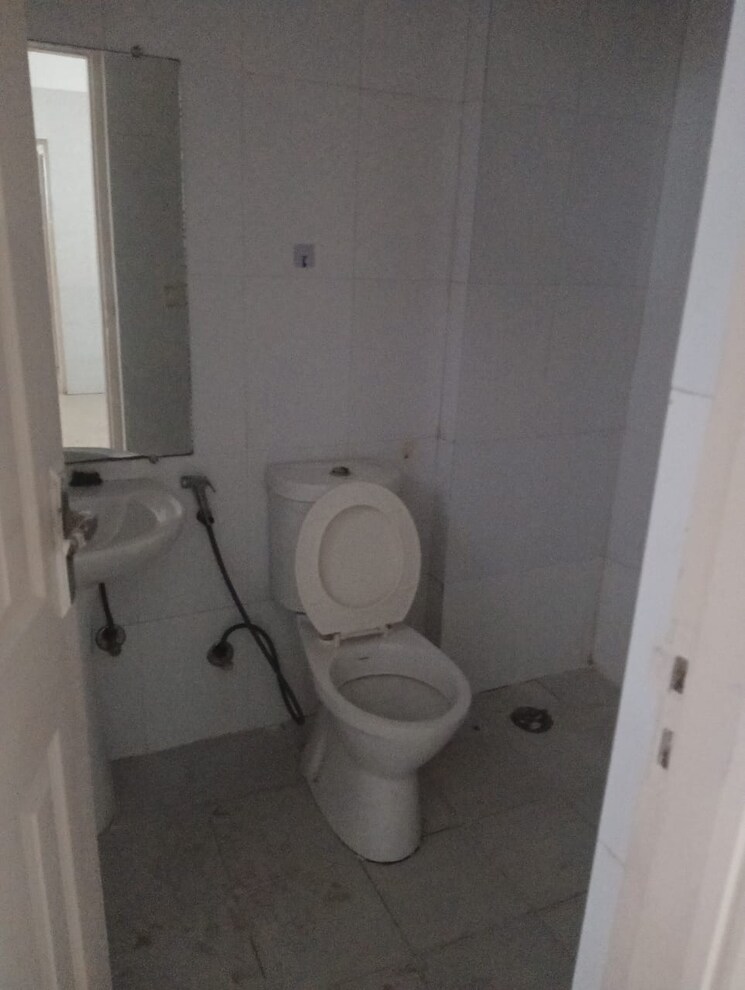 Bathroom, amrapali-heartbeat-city 3 Bedroom 1350 Sq.Ft. Apartment In Sector 107 Noida 9368438