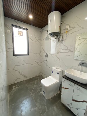 Bathroom in 1 BHK Builder Floor at Sector 40 – for Rent