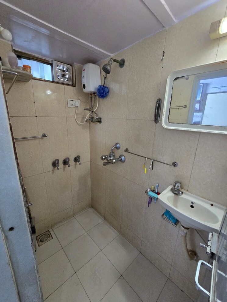 Bathroom, mangesh-prasad-apartment 1 Bedroom 500 Sq.Ft. Apartment In Vile Parle East Mumbai 9368525