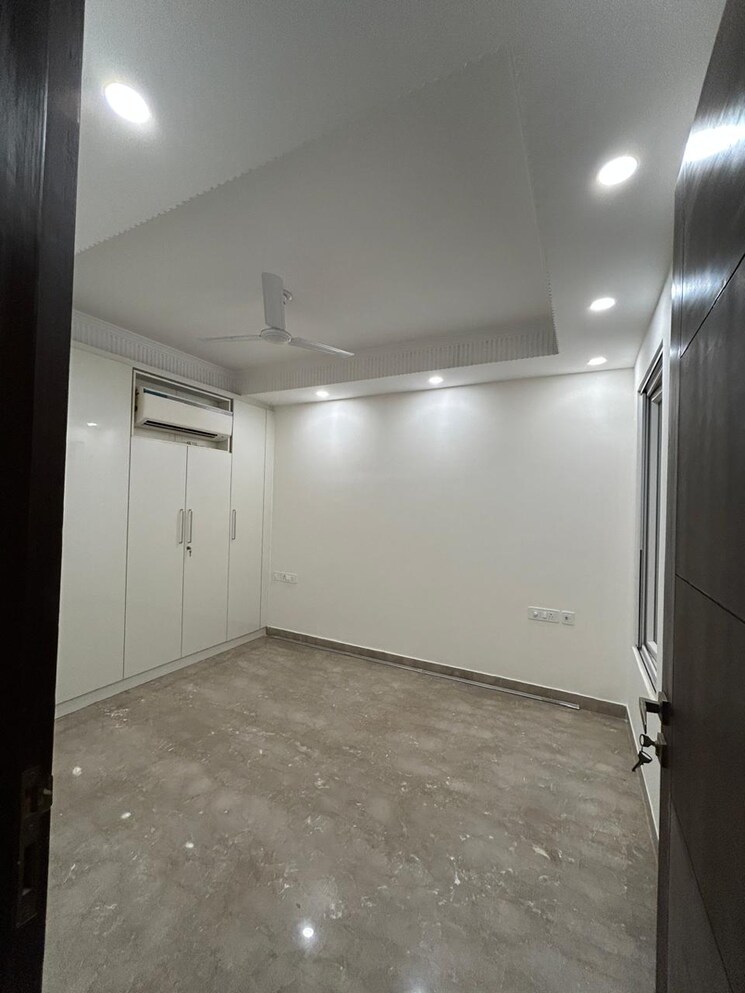 Room, greater kailash i 3 Bedroom 270 Sq.Yd. Builder Floor In Greater Kailash I Delhi 9368536
