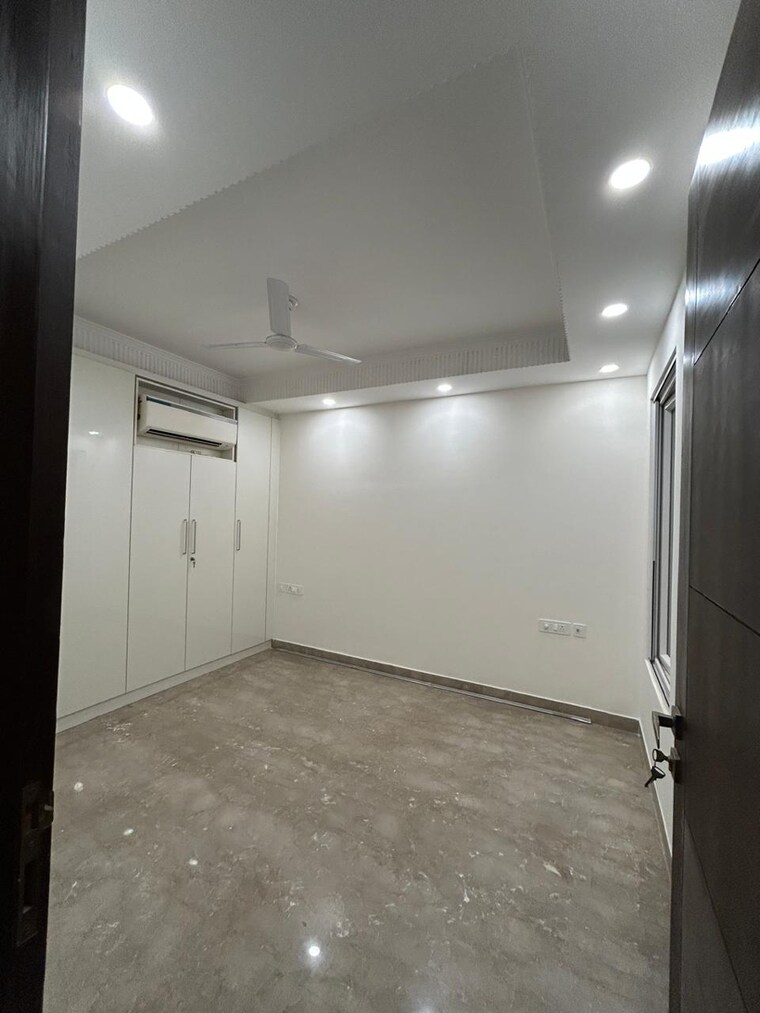 Room, greater kailash i 3 Bedroom 270 Sq.Yd. Builder Floor In Greater Kailash I Delhi 9368536