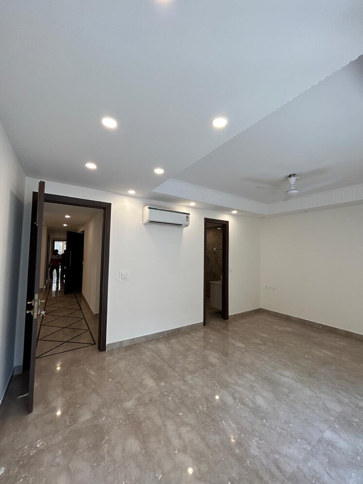 Room, greater kailash i 3 Bedroom 270 Sq.Yd. Builder Floor In Greater Kailash I Delhi 9368536