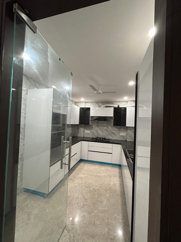 Bathroom, greater kailash i 3 Bedroom 270 Sq.Yd. Builder Floor In Greater Kailash I Delhi 9368536