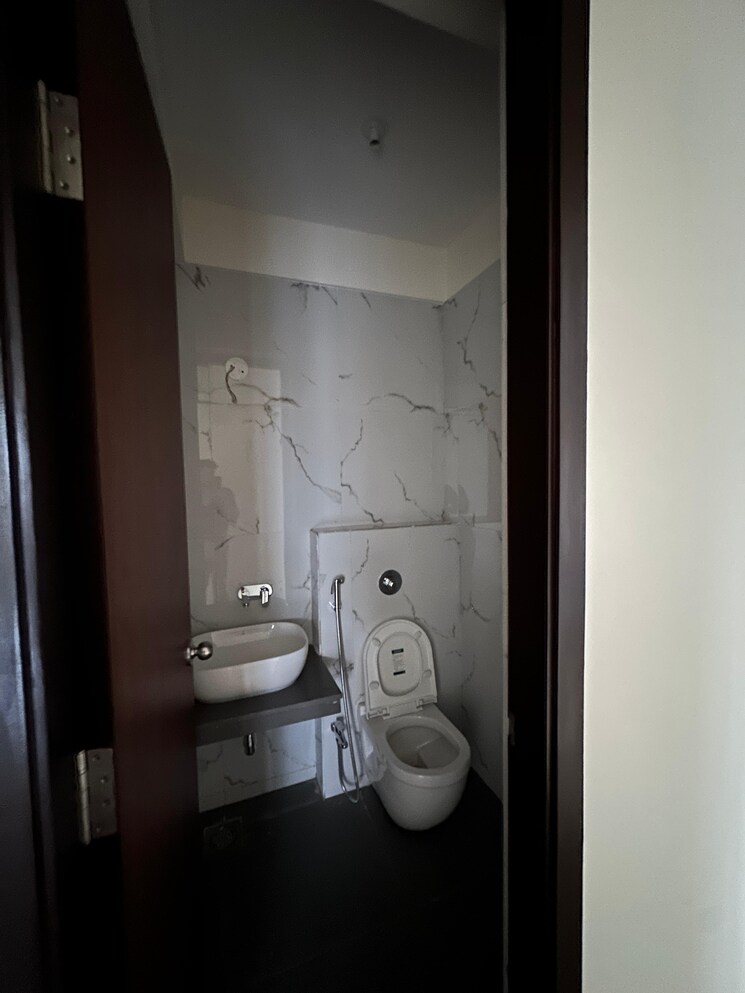 Bathroom, raj-tattva 4 Bedroom 2000 Sq.Ft. Apartment In Kapur Bawdi Thane 9368552