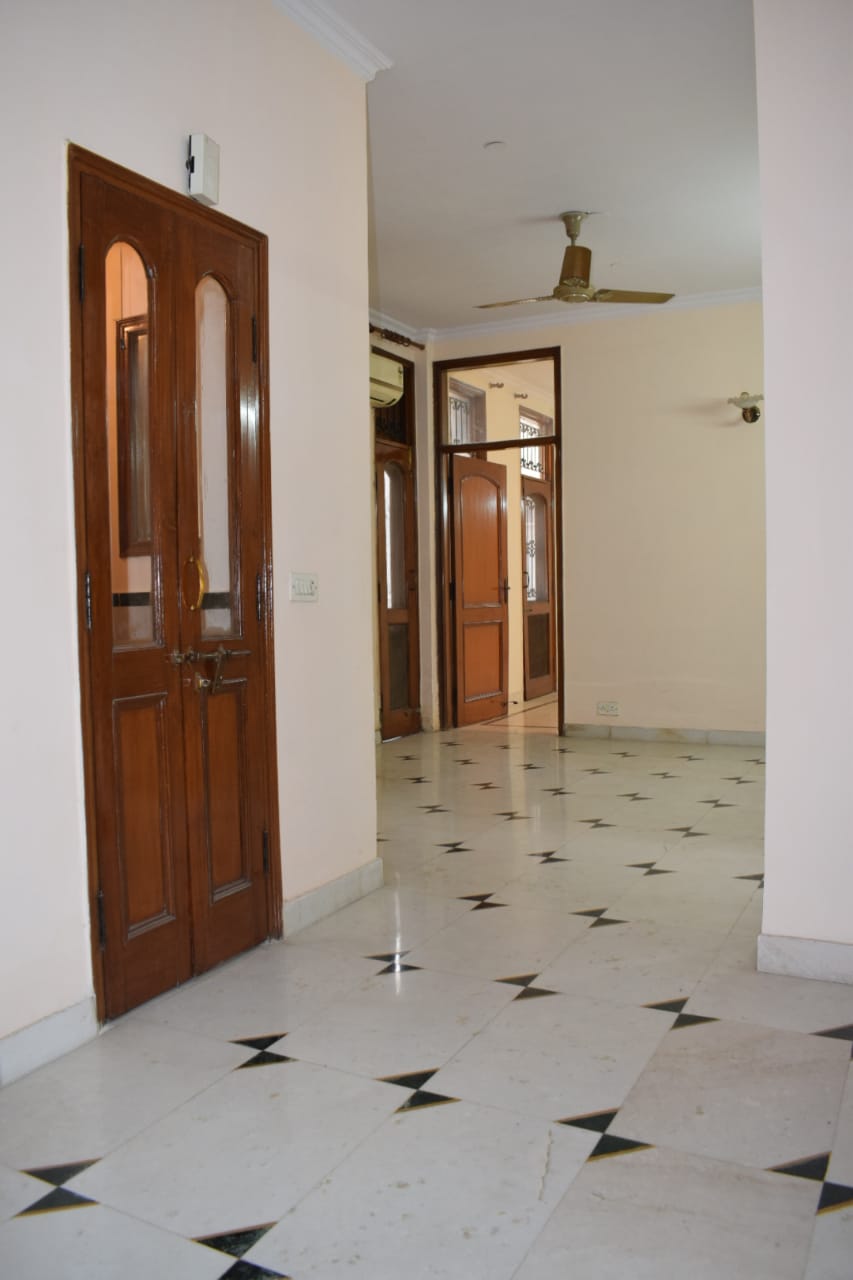 3 BHK Builder Floor For Rent in East Of Kailash