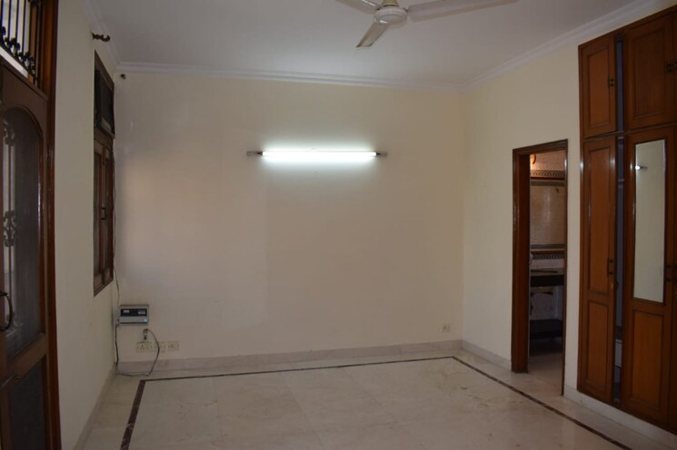 Room, east of kailash 3 Bedroom 180 Sq.Yd. Builder Floor In East Of Kailash Delhi 9368557