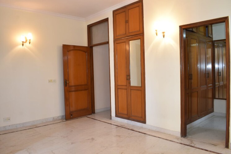Room, east of kailash 3 Bedroom 180 Sq.Yd. Builder Floor In East Of Kailash Delhi 9368557