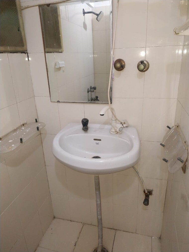 Bathroom, jasola vihar 1 Bedroom 516 Sq.Ft. Apartment In Jasola Vihar Delhi 9368561