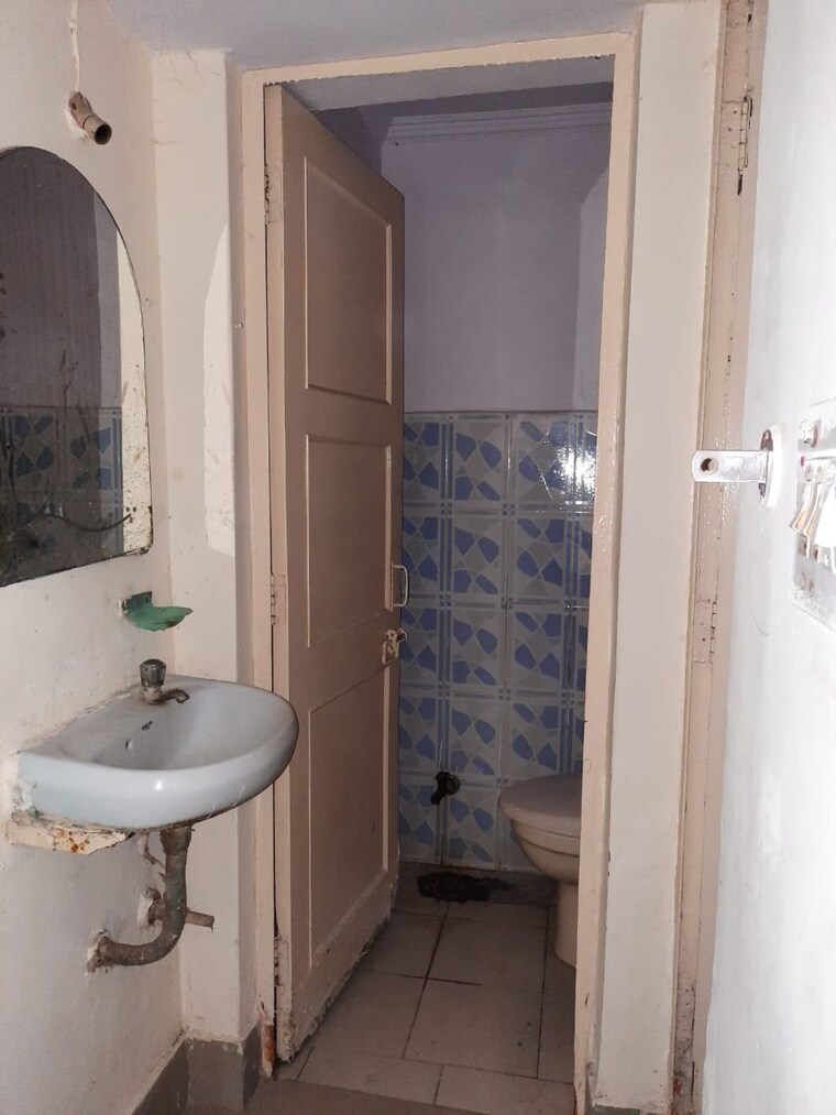 Bathroom, jasola vihar 2 Bedroom 660 Sq.Ft. Apartment In Jasola Vihar Delhi 9368569
