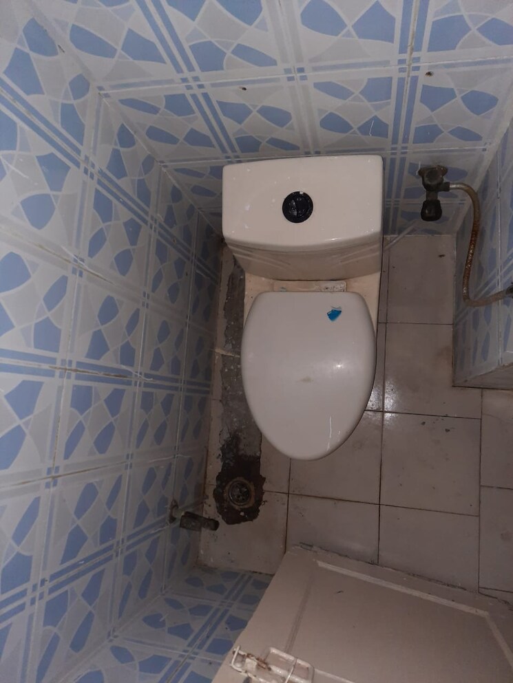 Bathroom, jasola vihar 2 Bedroom 660 Sq.Ft. Apartment In Jasola Vihar Delhi 9368569