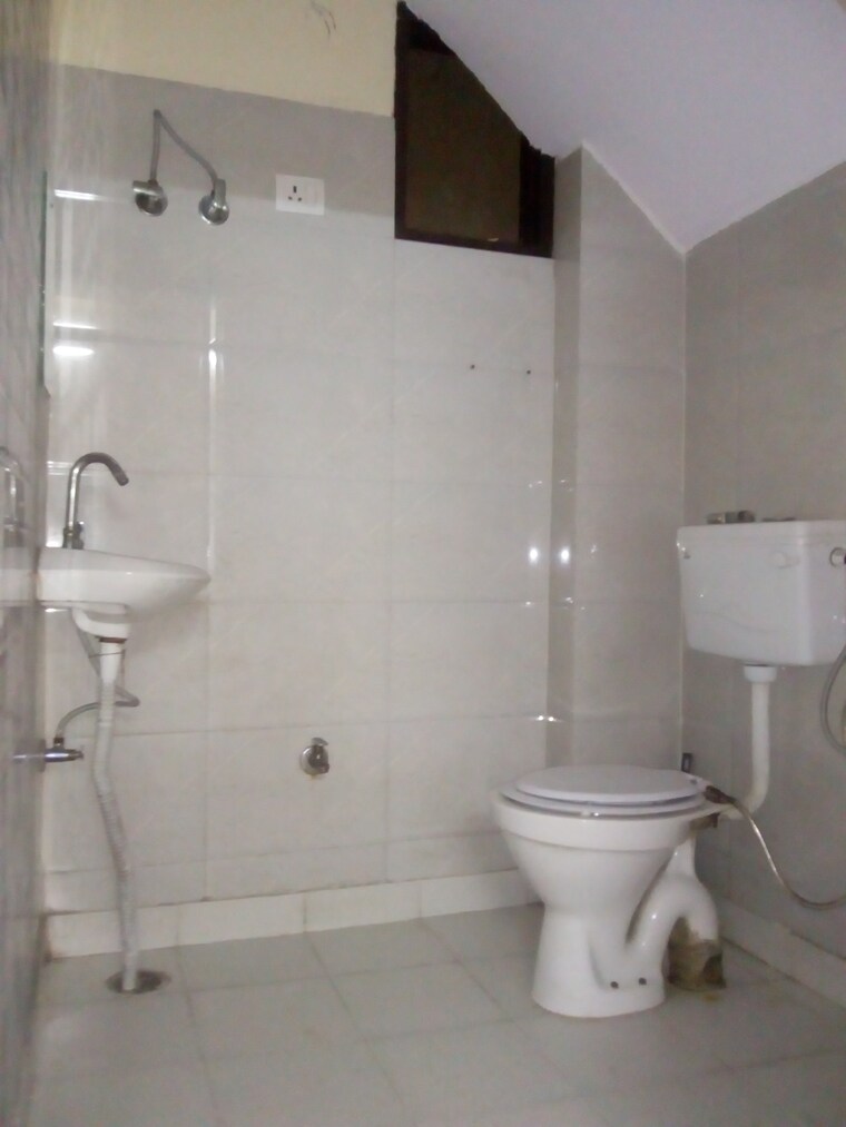 Bathroom, sarita vihar 1 Bedroom 450 Sq.Ft. Apartment In Sarita Vihar Delhi 9368571