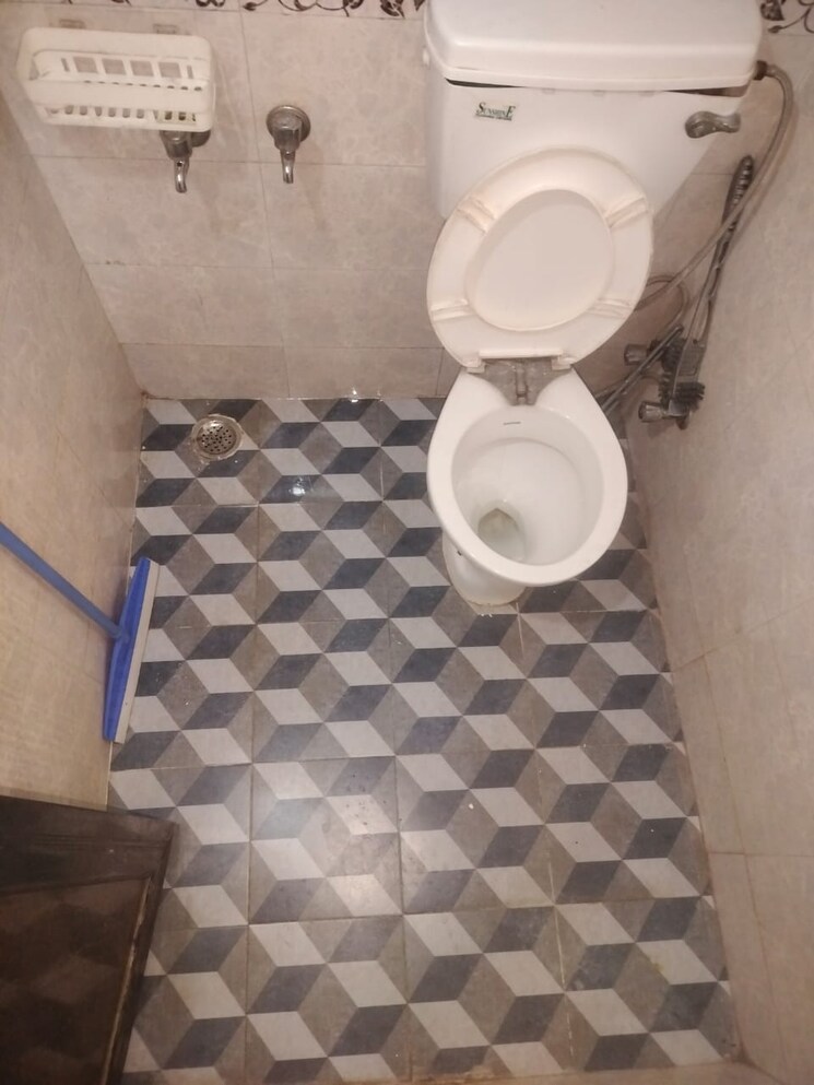 Bathroom, sarita-vihar-pocket-c-rwa 1 Bedroom 550 Sq.Ft. Apartment In Sarita Vihar Delhi 9368575