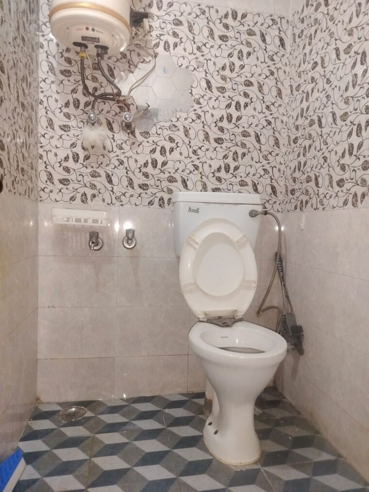 Bathroom, sarita-vihar-pocket-c-rwa 1 Bedroom 550 Sq.Ft. Apartment In Sarita Vihar Delhi 9368575