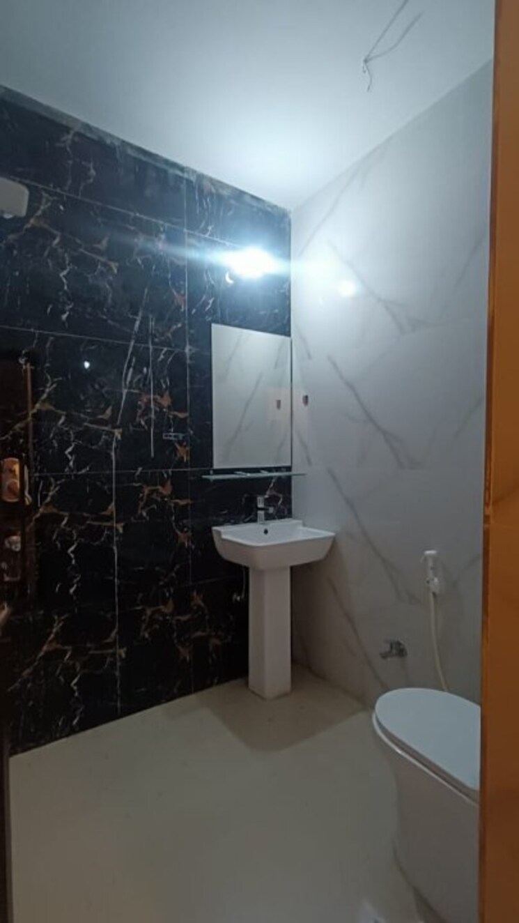 Bathroom, sector 55 2.5 Bedroom 1650 Sq.Ft. Builder Floor In Sector 55 Noida 9368579