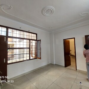 Room in 3 BHK Apartment at Sector 63 – for Rent