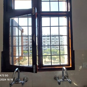 Room in 3 BHK Apartment at Sector 63 – for Rent