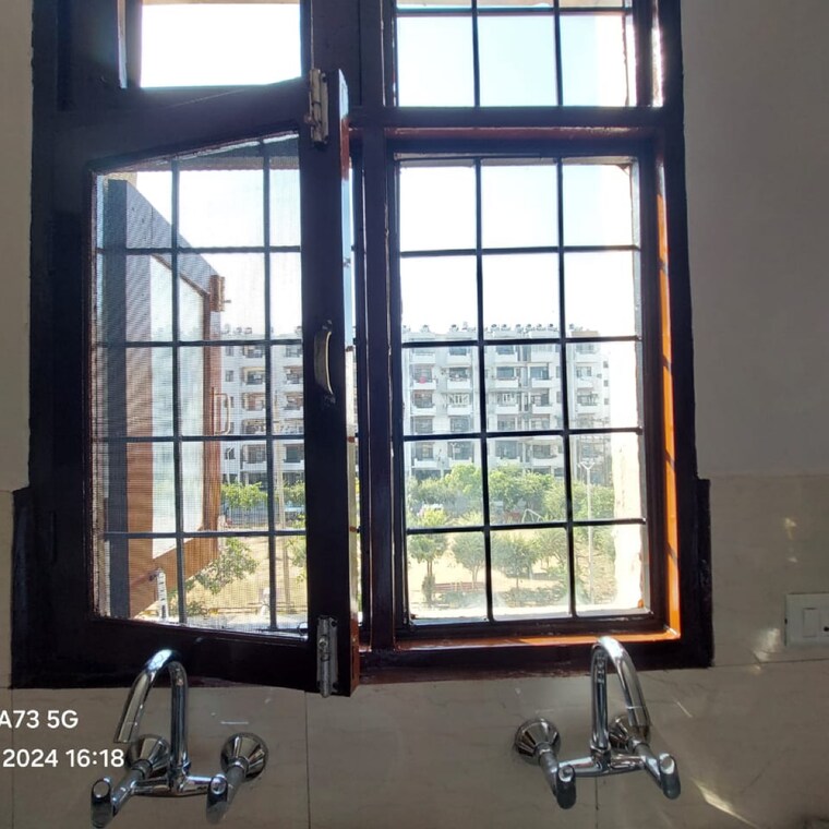 Room, sector 63 3 Bedroom 1500 Sq.Ft. Apartment In Sector 63 Chandigarh 9368582