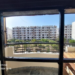Room in 3 BHK Apartment at Sector 63 – for Rent