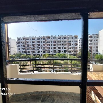 Room in 3 BHK Apartment at Sector 63 – for Rent