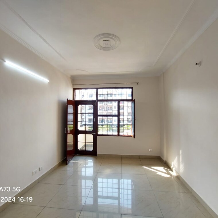 Room, sector 15 4 Bedroom 2250 Sq.Ft. Villa In Sector 15 Chandigarh 9368592