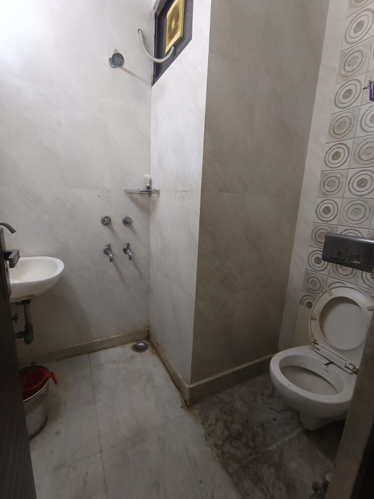 Bathroom, navbharat-apartments 2 Bedroom 1000 Sq.Ft. Apartment In Paschim Vihar Delhi 9368639