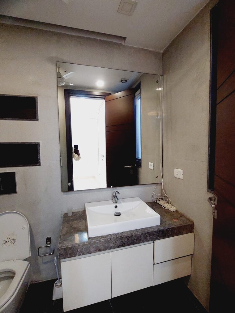 Bathroom, veera-safdarjung-enclave 3 Bedroom 1500 Sq.Ft. Builder Floor In Safdarjung Enclave Delhi 9368644