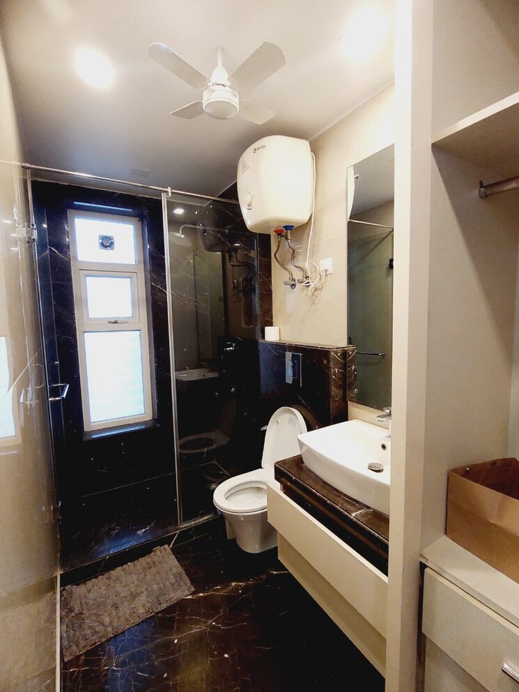 Bathroom, veera-safdarjung-enclave 3 Bedroom 1500 Sq.Ft. Builder Floor In Safdarjung Enclave Delhi 9368644