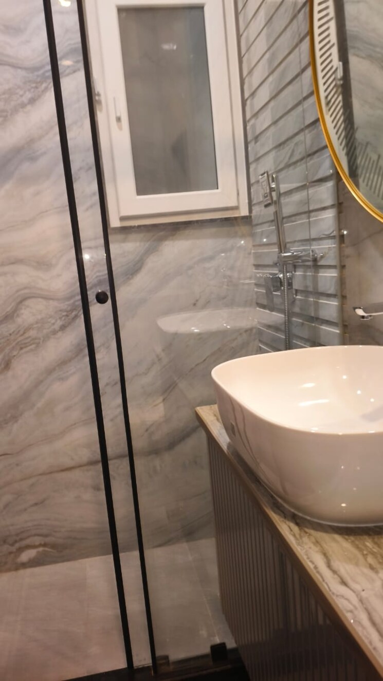 Bathroom, chittaranjan park 3 Bedroom 1300 Sq.Ft. Builder Floor In Chittaranjan Park Delhi 9368645