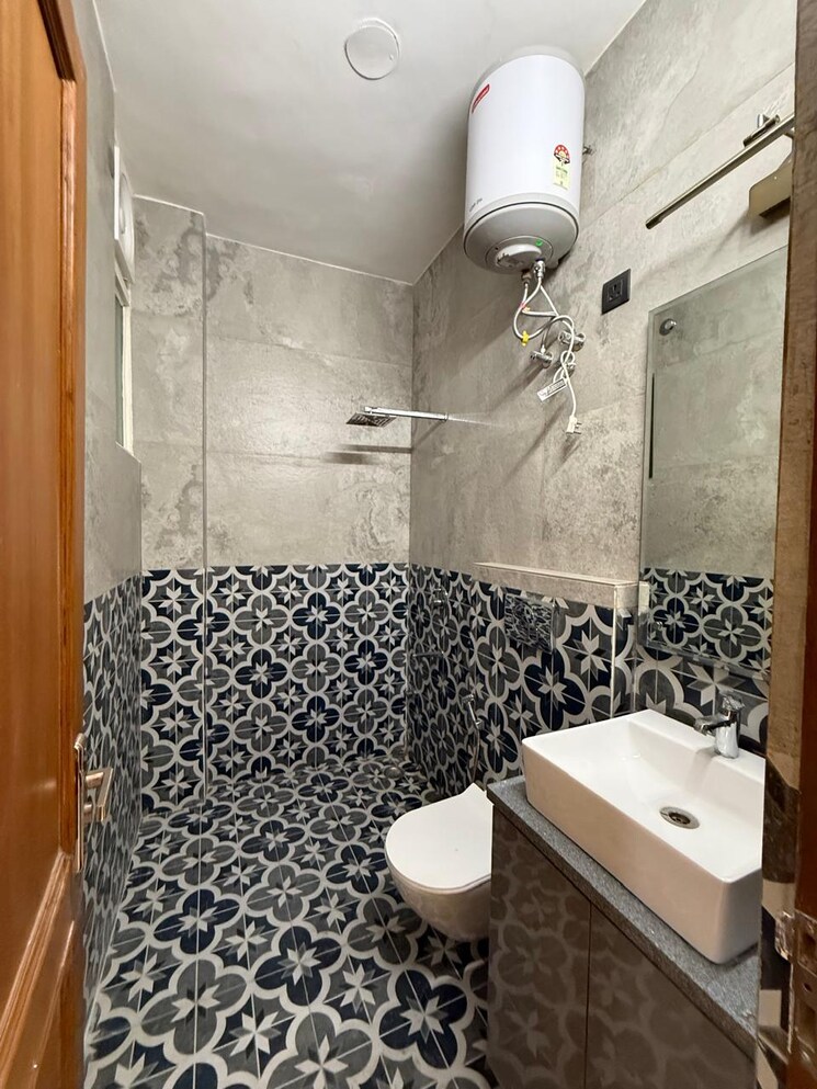 Bathroom, greater kailash i 3 Bedroom 1800 Sq.Ft. Builder Floor In Greater Kailash I Delhi 9368646