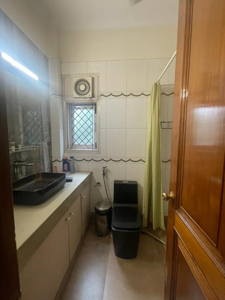 Bathroom, greater kailash i 3 Bedroom 2000 Sq.Ft. Builder Floor In Greater Kailash I Delhi 9368653