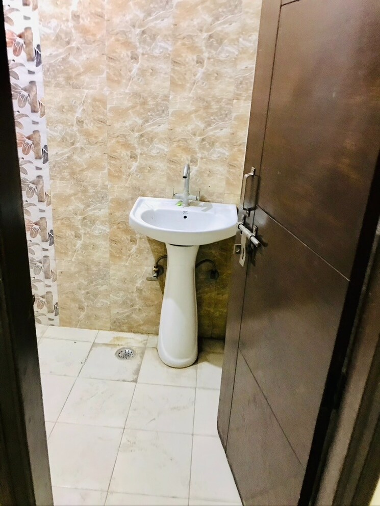 Bathroom, chattarpur 2 Bedroom 866 Sq.Ft. Builder Floor In Chattarpur Delhi 9368687