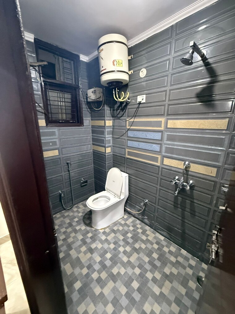 Bathroom, chattarpur 2 Bedroom 884 Sq.Ft. Builder Floor In Chattarpur Delhi 9368696