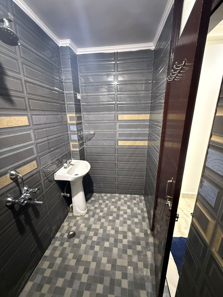 Washroom, chattarpur 2 Bedroom 884 Sq.Ft. Builder Floor In Chattarpur Delhi 9368696