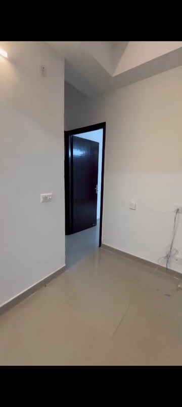 Room in 2 BHK Apartment at Panchsheel Greens, Sector 16 Greater Noida – for Sale