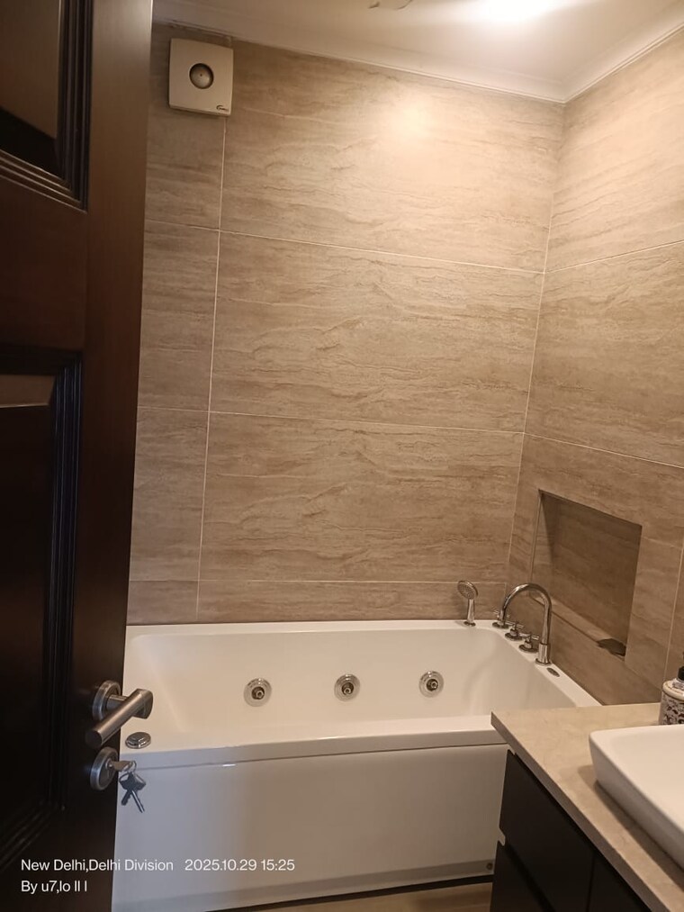 Bathroom, panchsheel enclave 3 Bedroom 265 Sq.Yd. Builder Floor In Panchsheel Enclave Delhi 9368700
