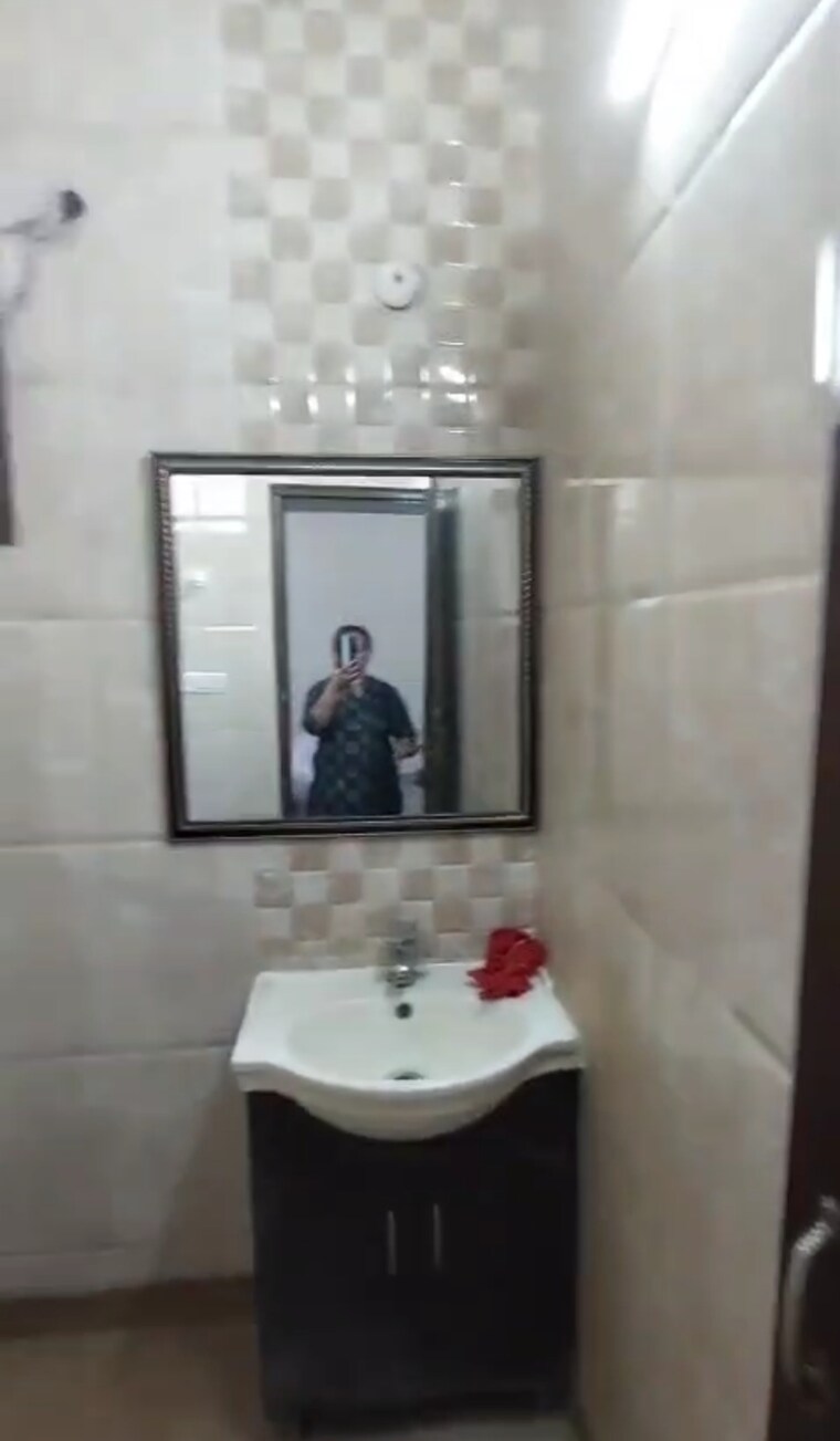 Bathroom, patel nagar 2 Bedroom 1100 Sq.Ft. Builder Floor In Patel Nagar Delhi 9368727