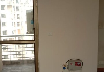 Room in 3 BHK Apartment at Unitech Fresco, Sector 50 – for Rent