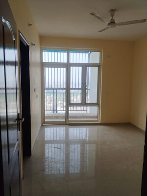 Room in 3 BHK Apartment at Omaxe R2, Gomti Nagar – for Sale