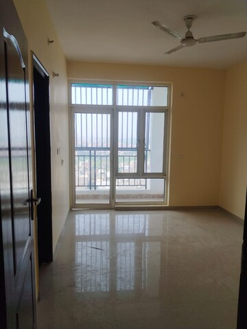 Room in 3 BHK Apartment at Omaxe R2, Gomti Nagar – for Sale