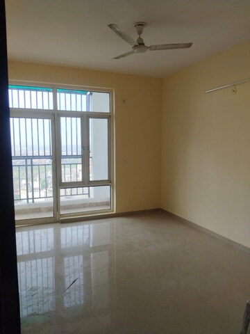 Room in 3 BHK Apartment at Omaxe R2, Gomti Nagar – for Sale