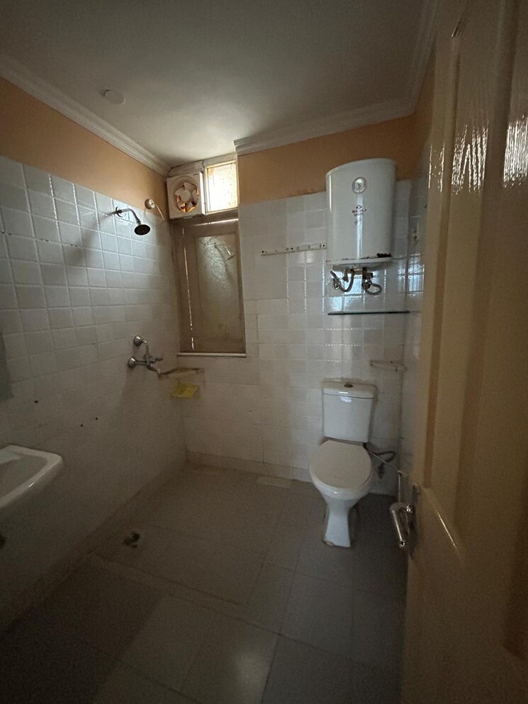 Bathroom, uppal-southend 3.5 Bedroom 450 Sq.Ft. Apartment In Sector 49 Gurgaon 9368806