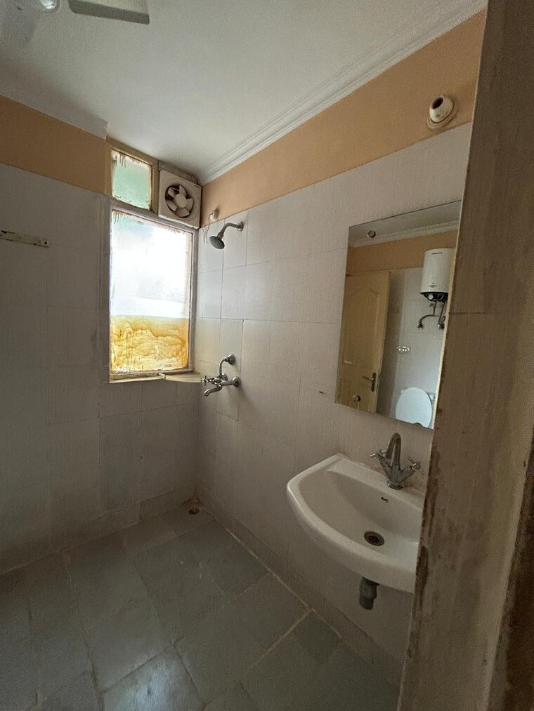 Bathroom, uppal-southend 3.5 Bedroom 450 Sq.Ft. Apartment In Sector 49 Gurgaon 9368806
