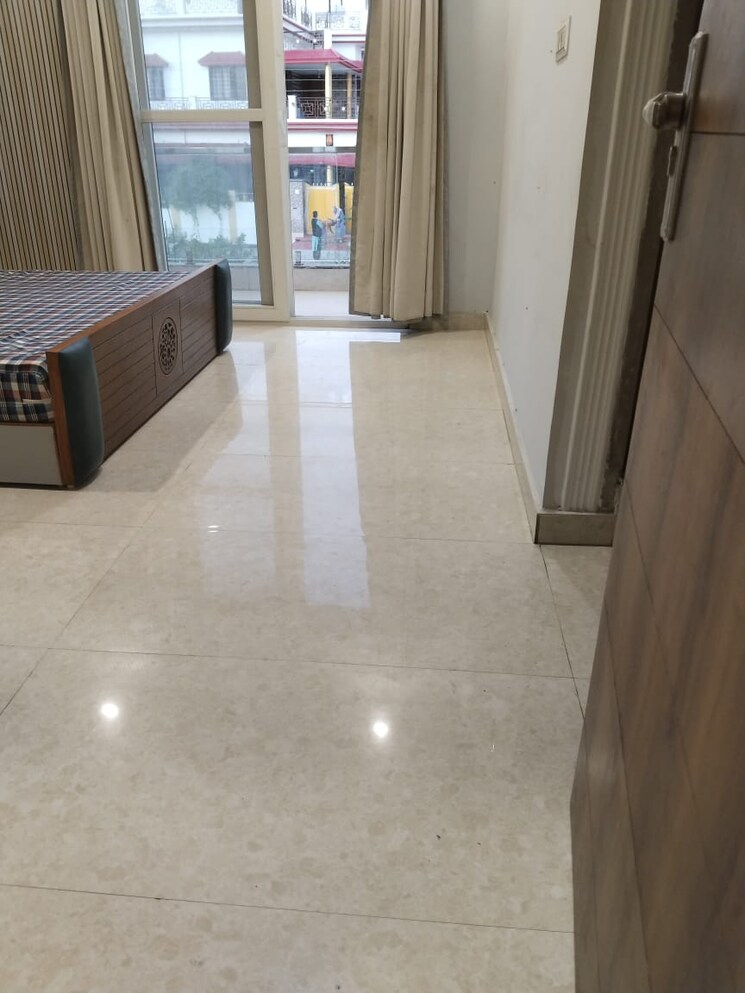 Room, sahastradhara road 3 Bedroom 125 Sq.Yd. Independent House In Sahastradhara Road Dehradun 9368912